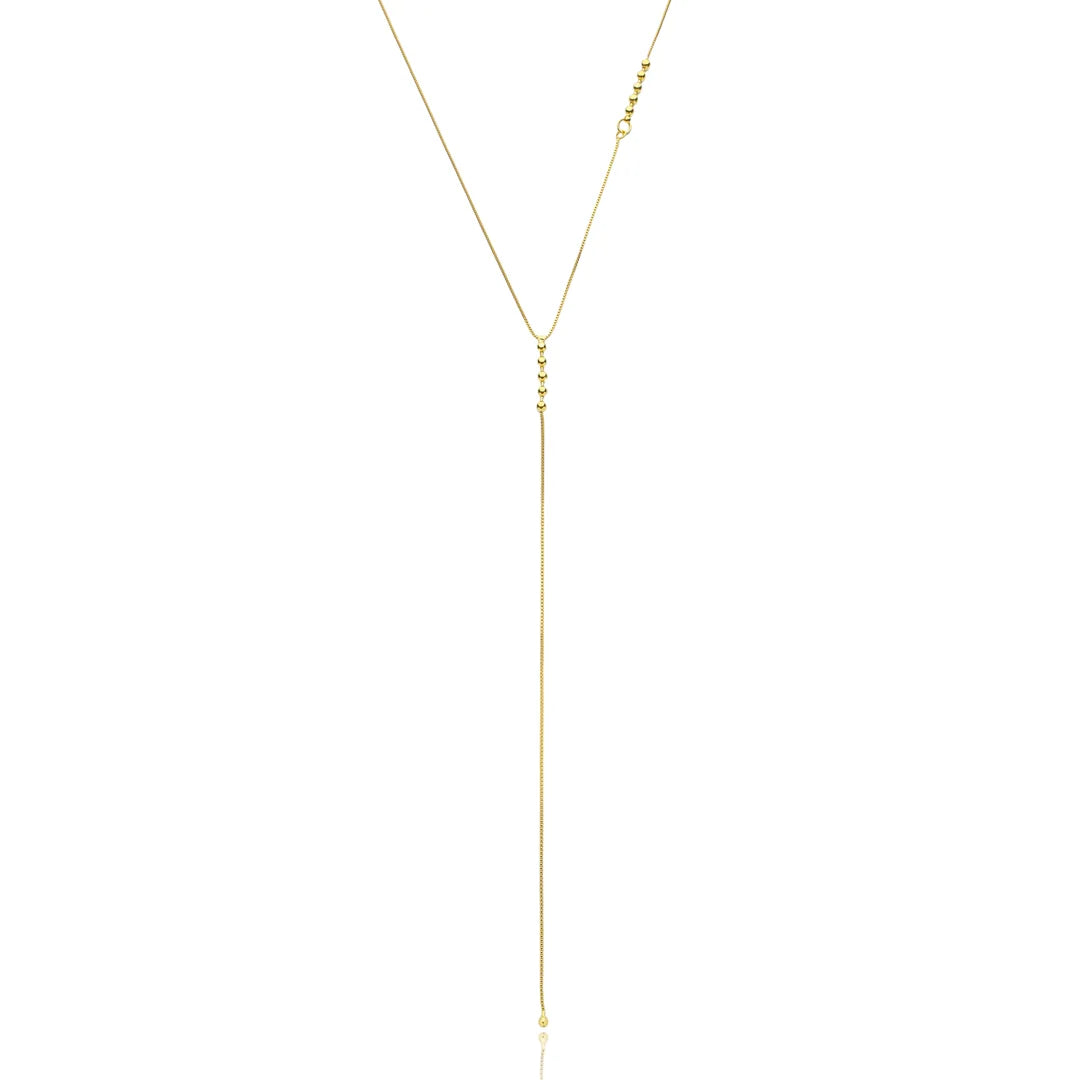 Colar Gravata Lisa dourado, com corrente fina e pequenos detalhes metálicos, em fundo branco