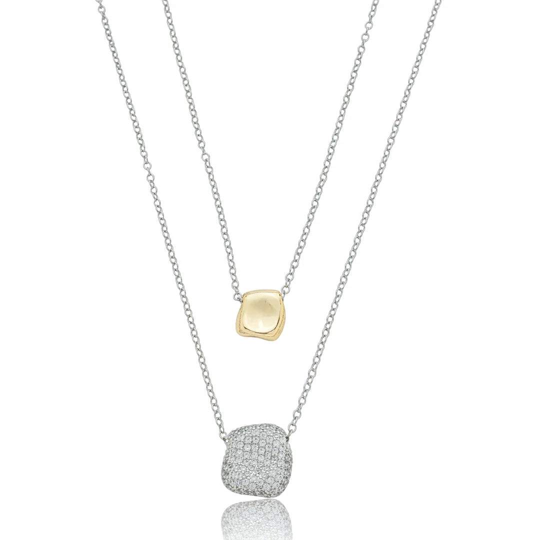 Detalhe do colar do Conjunto Duplo Banho Cravejado com pingente dourado liso e pingente prateado com zircônias em fundo branco