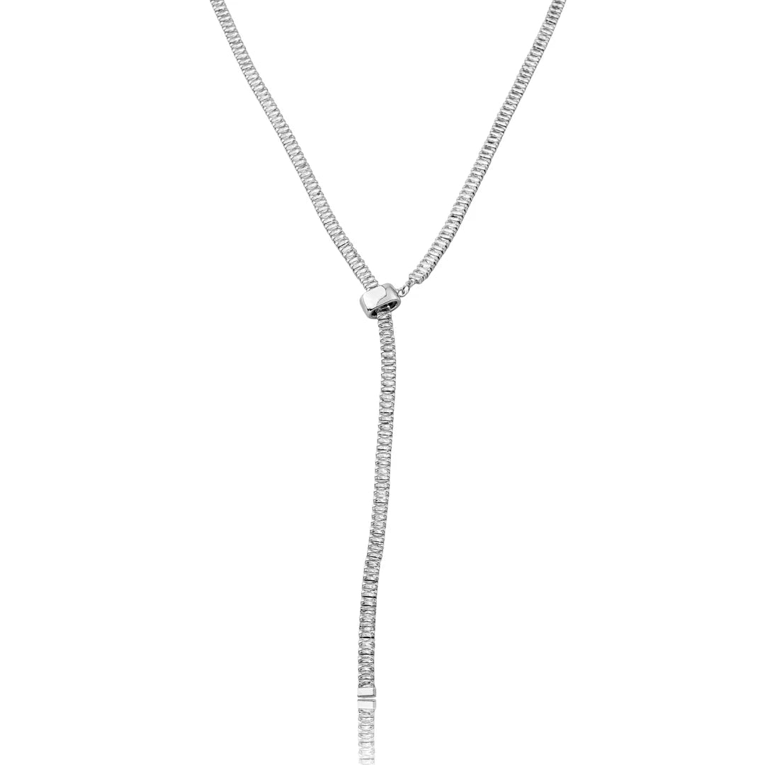 Colar Gravata Zircônia Cristal prateado, com zircônias em sequência e caimento alongado, em fundo branco