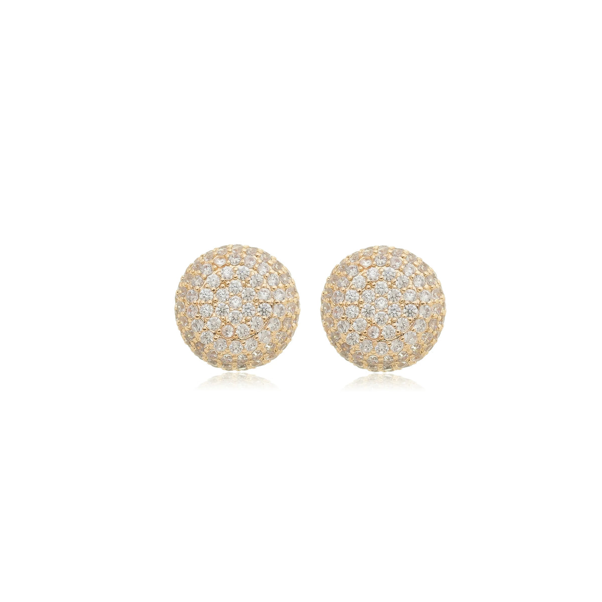 Brinco Crown dourado, de formato arredondado e volume abaulado, cravejado de zircônias em fundo branco