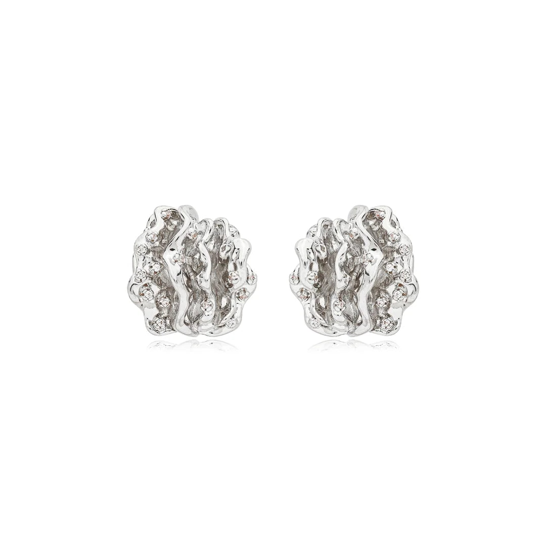 Brinco Coral prateado, com contorno orgânico, ondulações em metal e pequenas zircônias nos relevos, em fundo branco