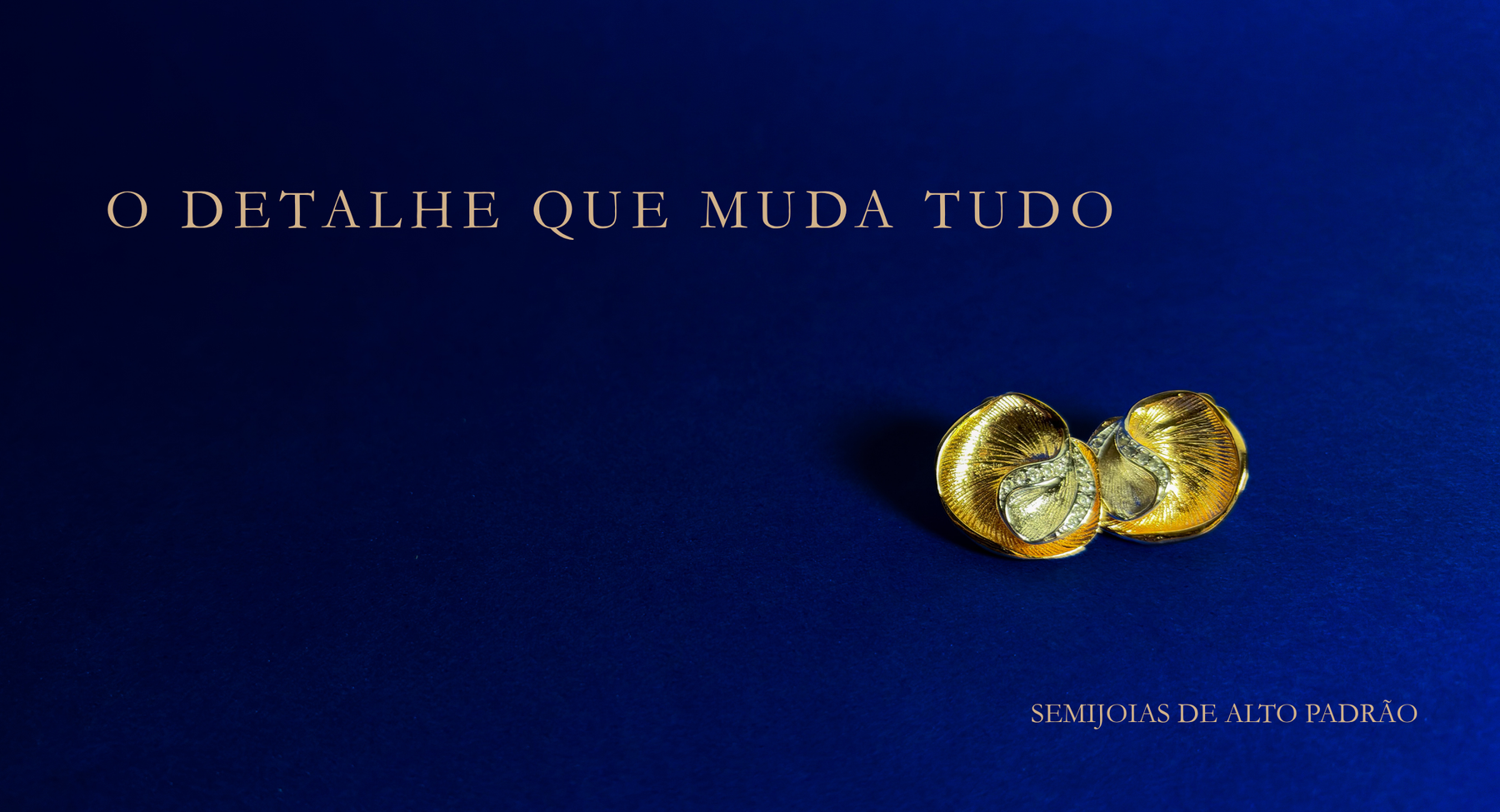 modelo usando semijoia AZZUNA banhada a ouro 18K