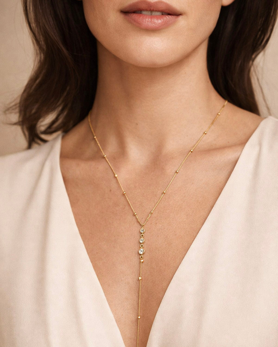 modelo usando colar delicado banhado a ouro 18K AZZUNA