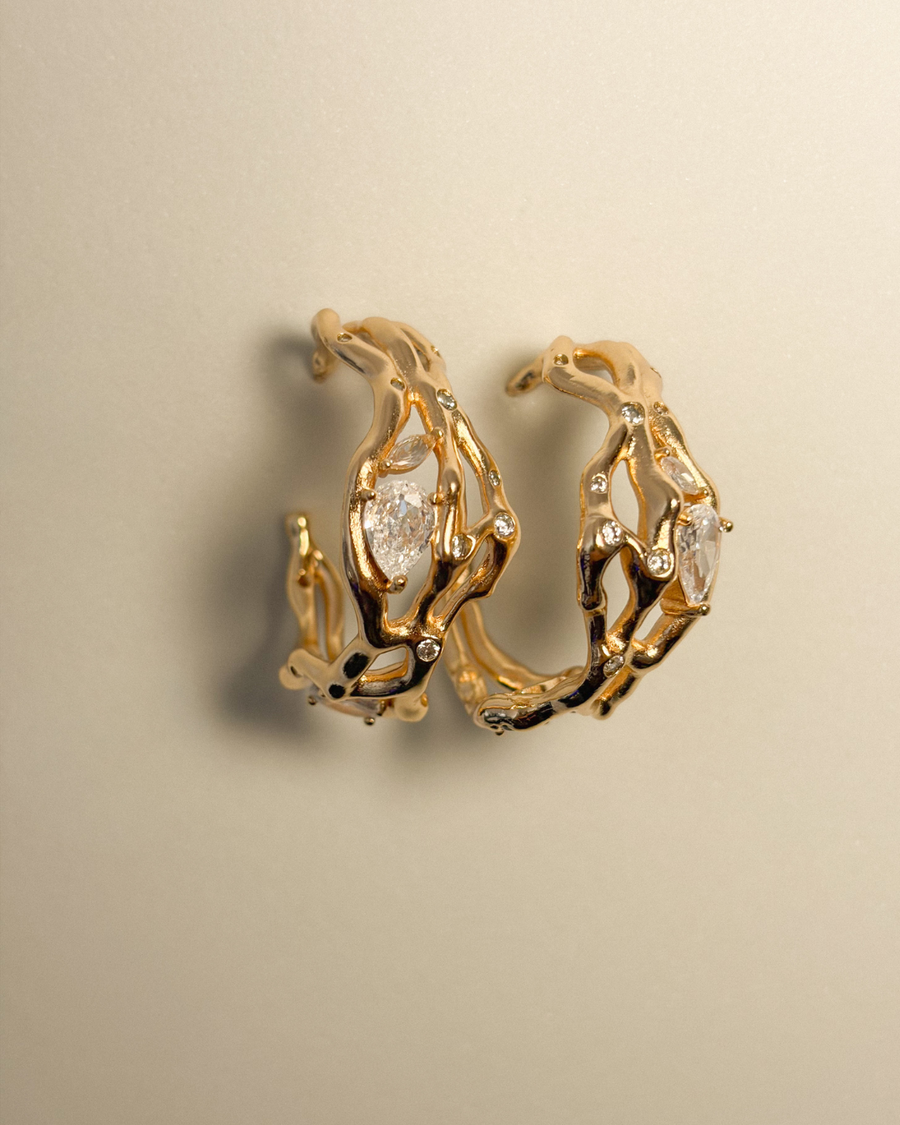 argola orgânica cravejada banhada a ouro 18K AZZUNA